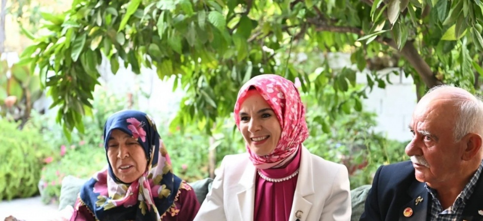Manisa’da 48 yıllık evli çifte Bakan Göktaş’tan tebrik