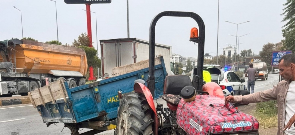 Manisa’da tır ile traktör çarpıştı: Yaşlı sürücü ağır yaralı