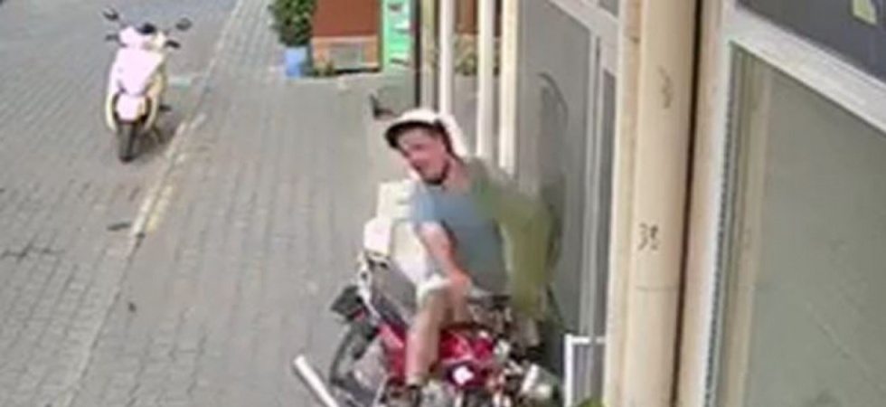 Motosiklet iş yerine girdi, kask hayat kurtardı
