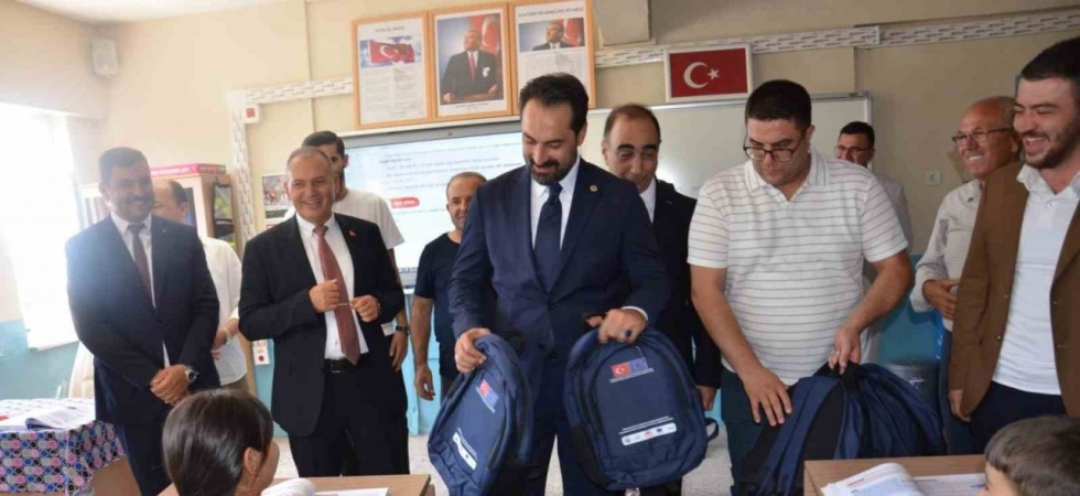 Öğrencilere okulun ilk gününde çanta sürprizi