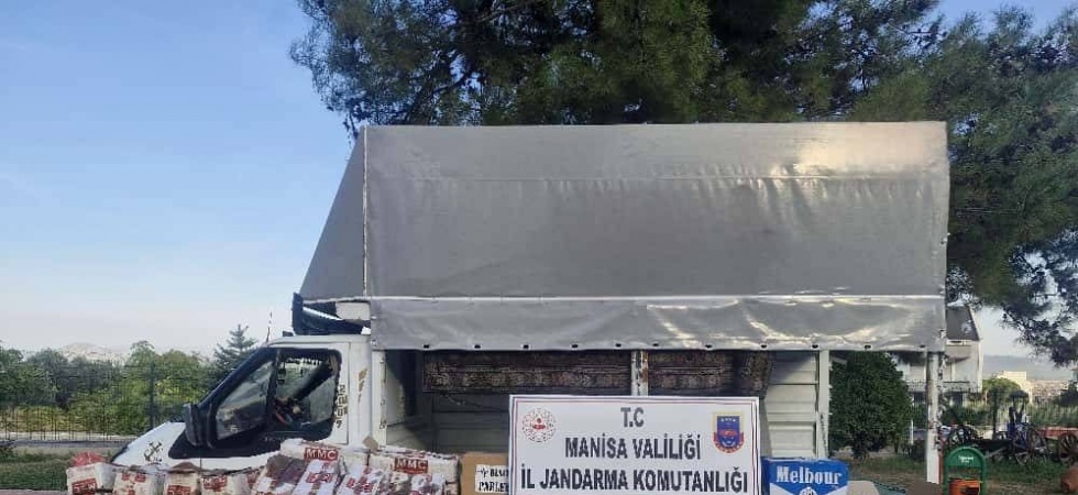 Otoyolda kaçak tütün ve sigara kağıdı yakalandı