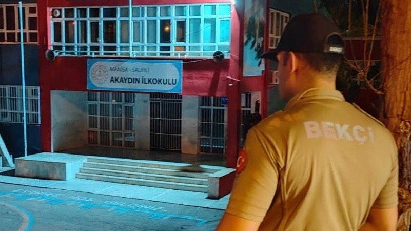 Salihli’de gece bekçileri, öğrencilerin güvenliği için nöbette