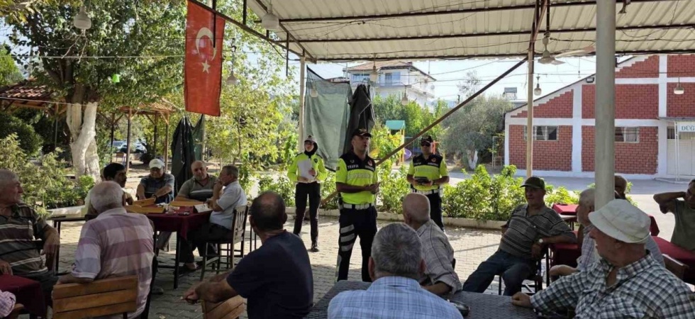 Salihli’de polis ve jandarmadan vatandaşlara trafik eğitimi