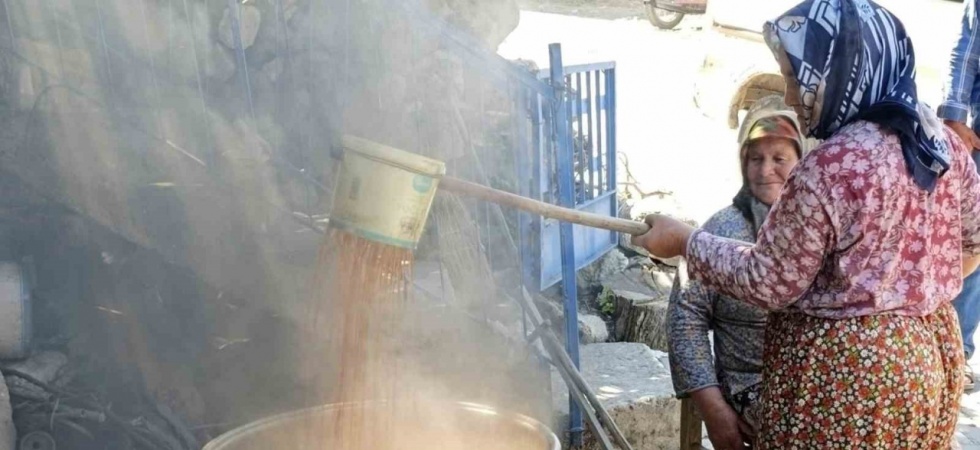 Selendi’de şifa kaynağı pekmez kaynatılmaya başlandı