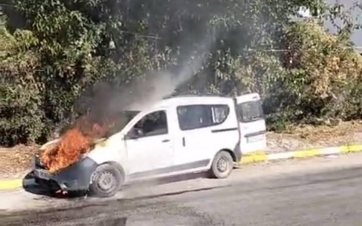 Seyir halindeki kamyonet alev alev yandı