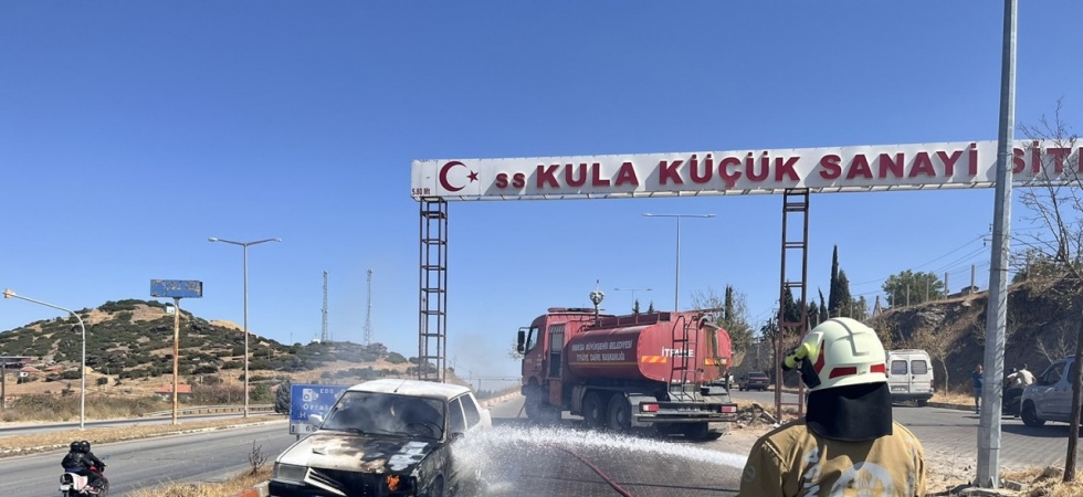 Seyir halindeki otomobil alev aldı