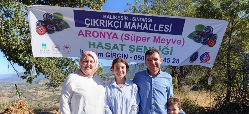 Sındırgı Çıkrıkçı Mahallesi'nde Süper Meyve Aronyaya Hasat Şenliği yapıldı