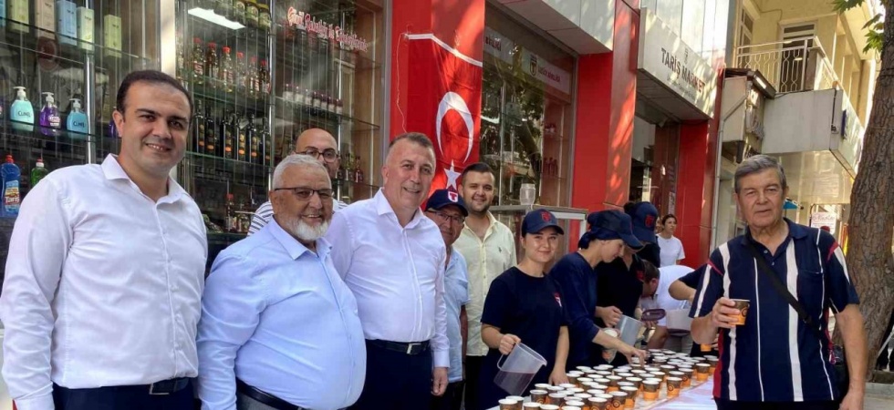 TARİŞ’ten Alaşehirlilere ücretsiz üzüm suyu ikramı