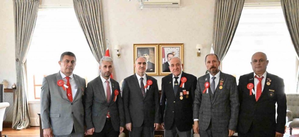 Vali Özkan gazileri makamında ağırladı