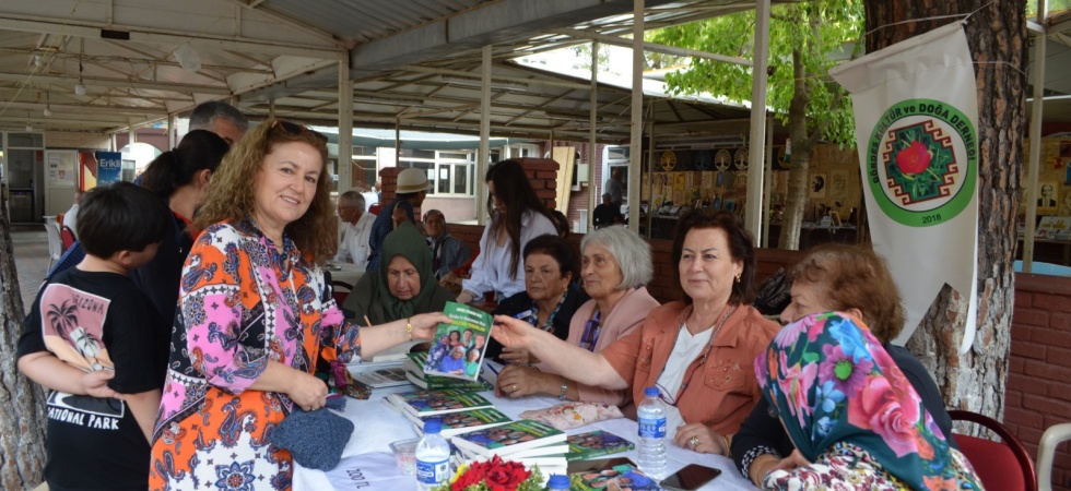 Yazar Koç’un imza törenine kaymakam ve belediye başkanı da katıldı
