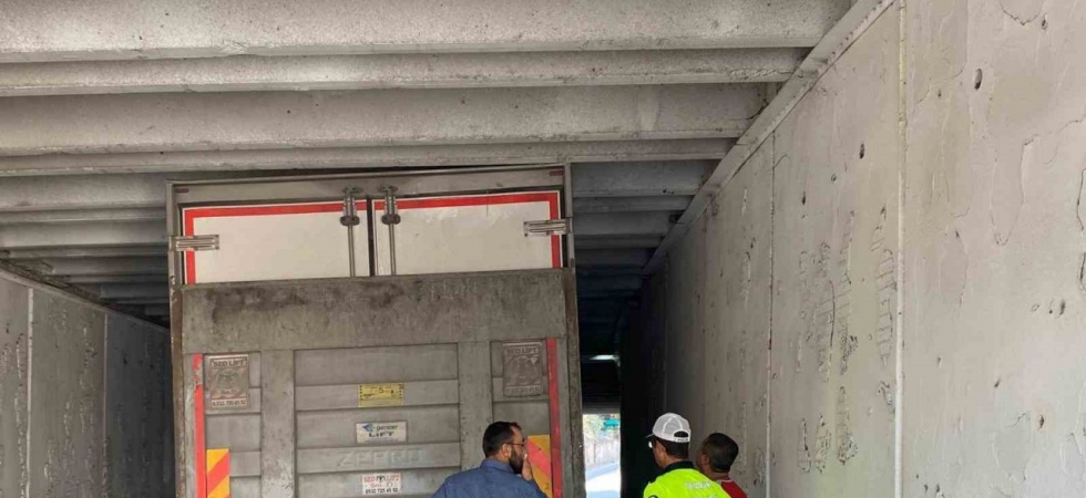 Alt geçitte sıkışan kamyonun yardımına ekipler yetişti