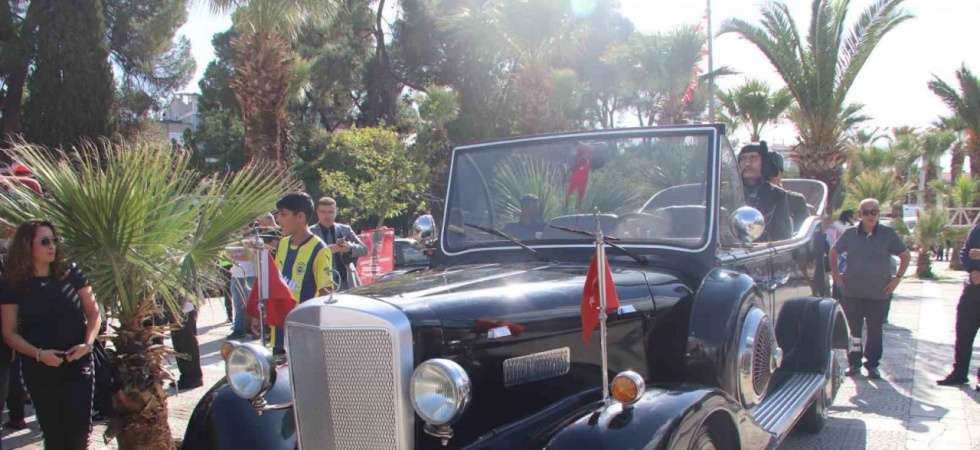 Atatürk’ün makam aracının aynısı Turgutlu’da ilgi odağı oldu