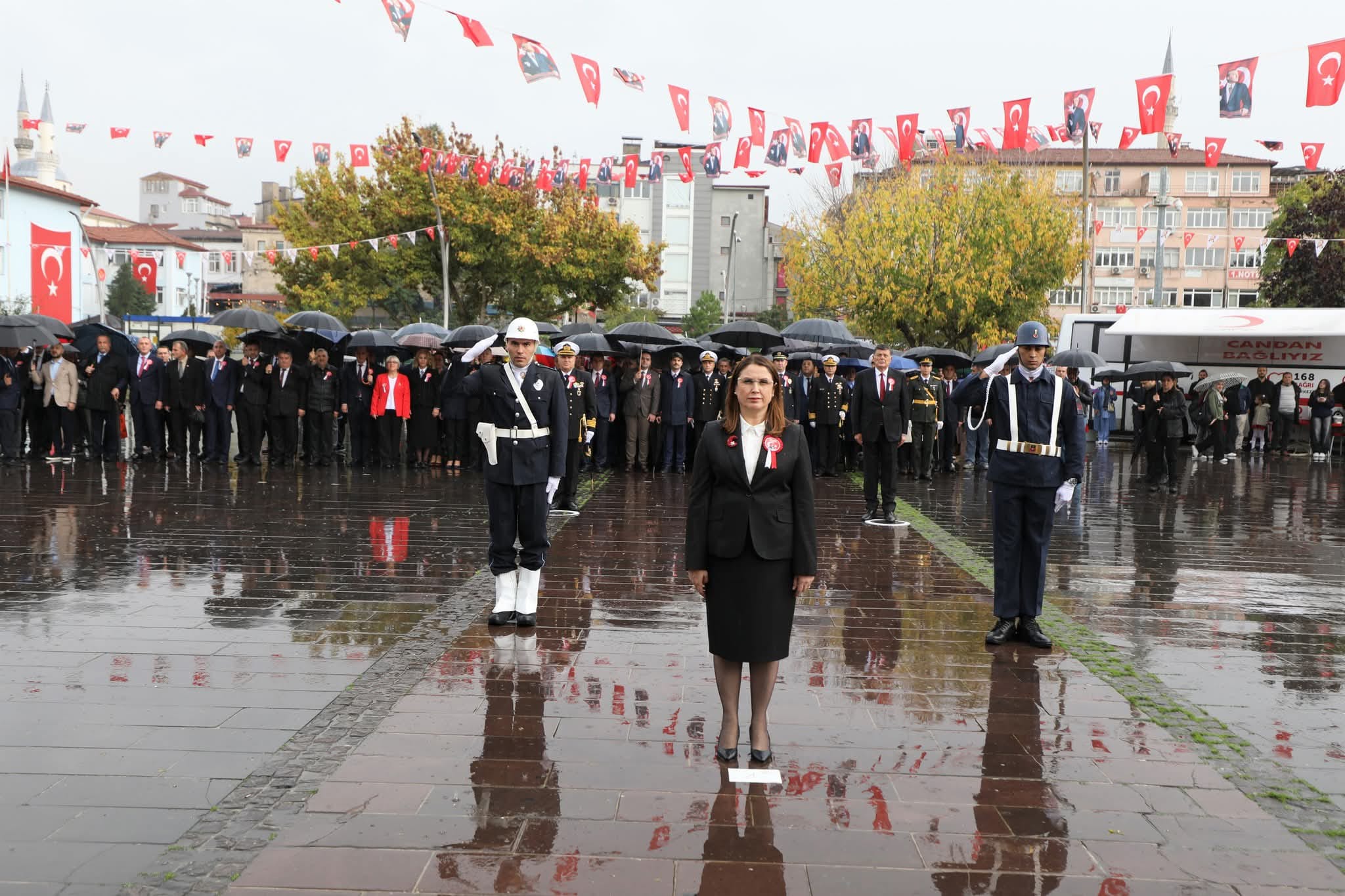 Bartın Valisi Nurtaç Arslan’dan yağmura rağmen örnek davranış