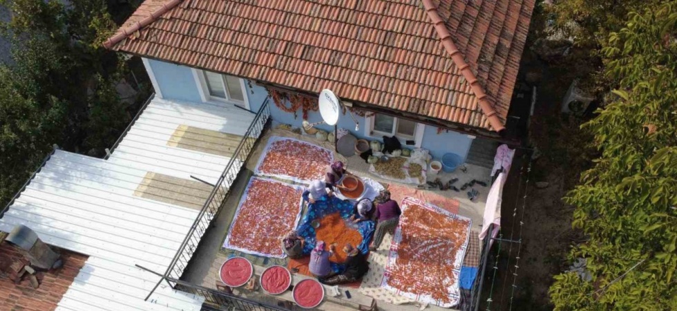 Demirci’nin 16 çeşitli tarhanası kışa hazırlanıyor