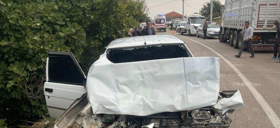 Gördes’te iki araç kafa kafaya çarpıştı: 4 yaralı