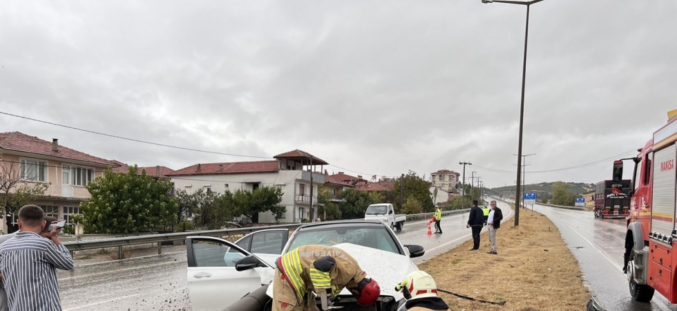 Kula’da facianın eşiğinden dönüldü: Otomobil orta refüje çıktı