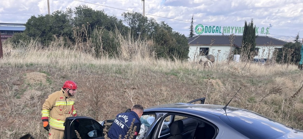 Kula’da otomobil tıra arkadan çarptı:1 yaralı