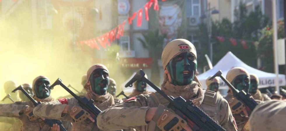 Manisa’da jandarmanın tüfekli gösterisi nefesleri kesti