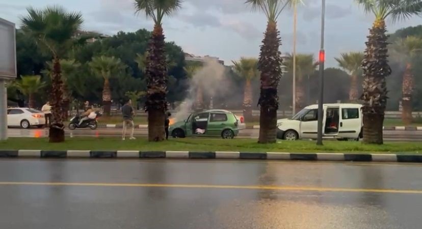 Manisa’da seyir halindeki otomobil alev aldı