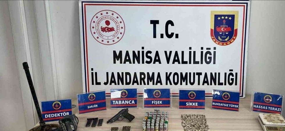 Manisa’da tarihi eser operasyonu: 289 obje, silahlar ve dedektör ele geçirildi