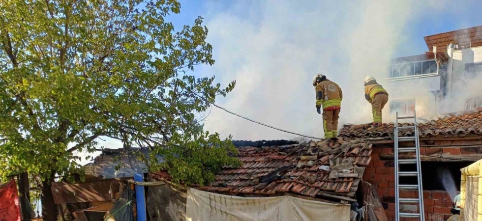 Metruk binada çıkan yangın korkuttu