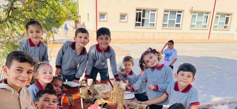 Minik ellerden sokak hayvanlarına sevgi dolu yiyecekler