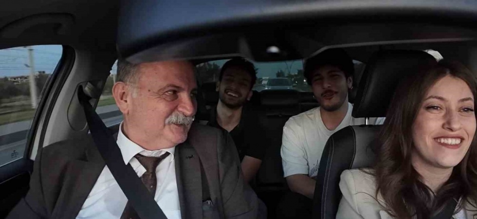 Otostop çeken öğrencilere başkandan sürpriz