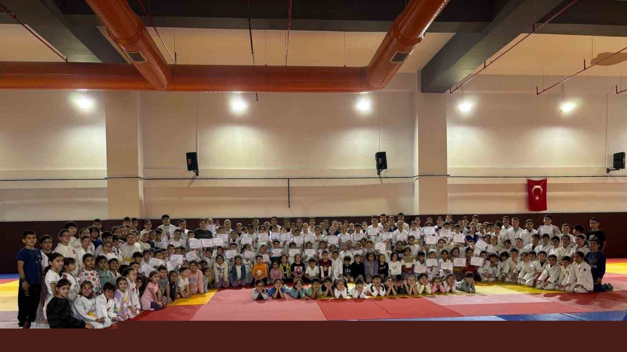 Salihli’de 250 judocu kemer sınavında ter döktü