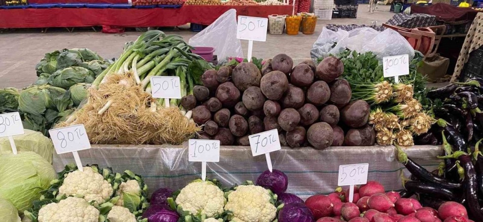 Sarıgöl Pazarı ata tohumlu sebzelerle renklendi