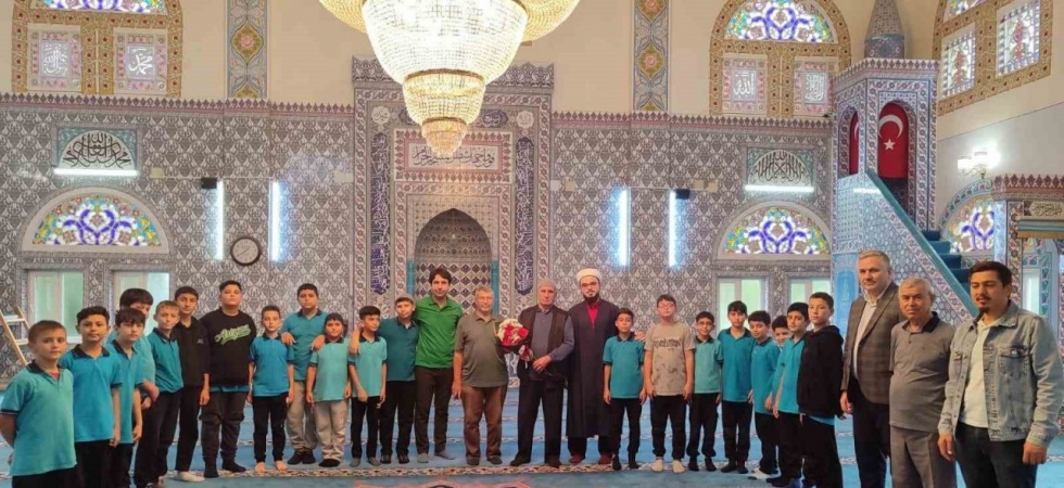 Sarıgöl’de öğrencilerden din görevlilerine çiçekli teşekkür