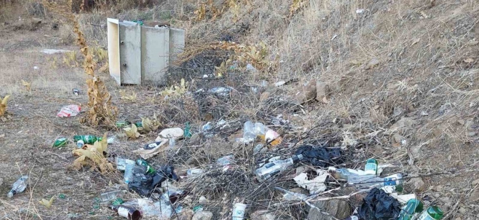 Sarıgöllü çiftçilerden zeytinliğe atılan alkol şişelerine tepki
