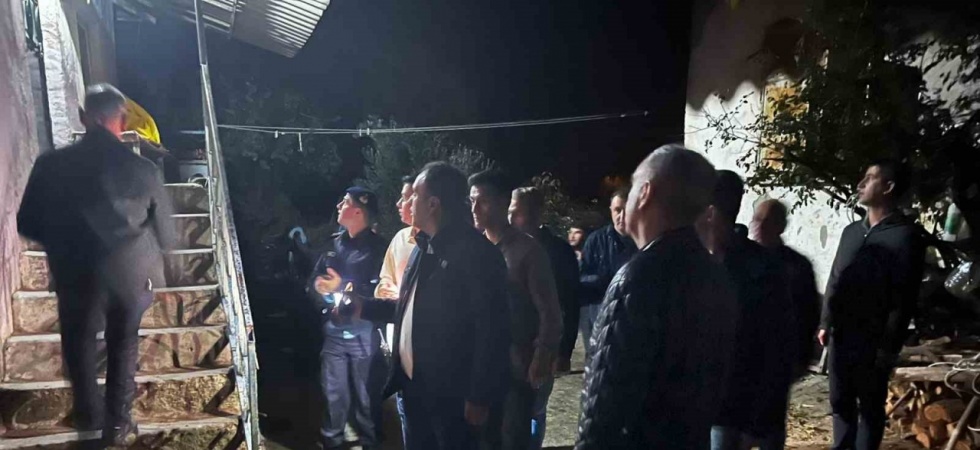 Vali Özkan, deprem sonrası Gördes’te incelemelerde bulundu