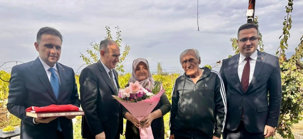 Vali Özkan ve beraberindekilerden şehit ailesine anlamlı ziyaret