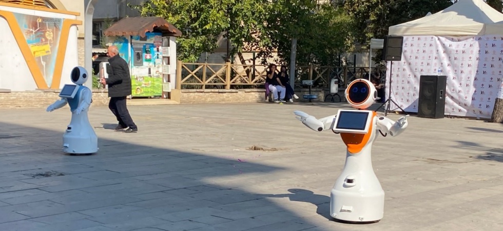 Zeybek oynayan robotlar Bilim Şenliği’nde ilgi topladı