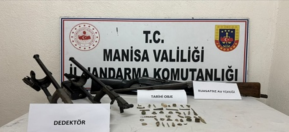 Akhisar’da tarihi eser ve ruhsatsız silah ele geçirildi