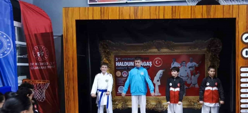 Alaşehirli karateciler Denizli’den madalyalarla döndü