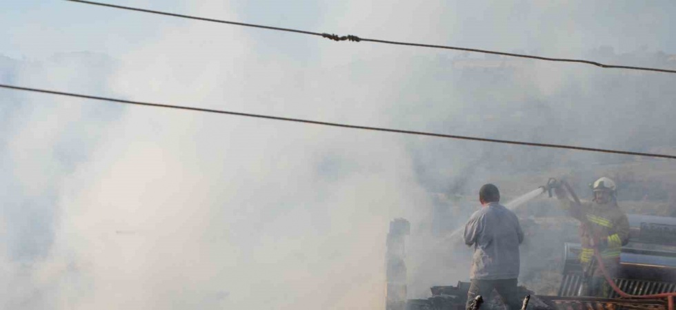 Demirci’de çıkan yangında bir ev kullanılamaz hale geldi