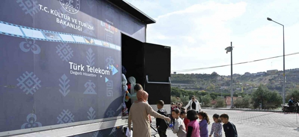 Demirci’de gezen sinema tırı çocuklara unutulmaz anlar yaşattı