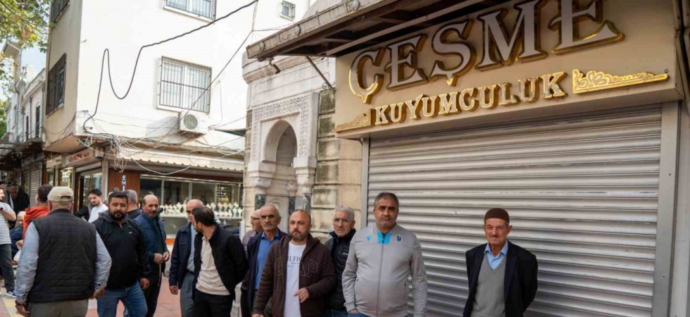 Dolandırıldıklarını iddia eden kuyumcu mağdurları dükkan önünde toplandı