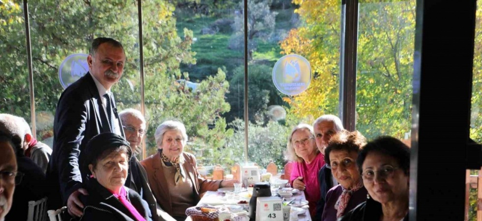 Eğitimci Başkan Emekli Öğretmenleri Konuk Etti