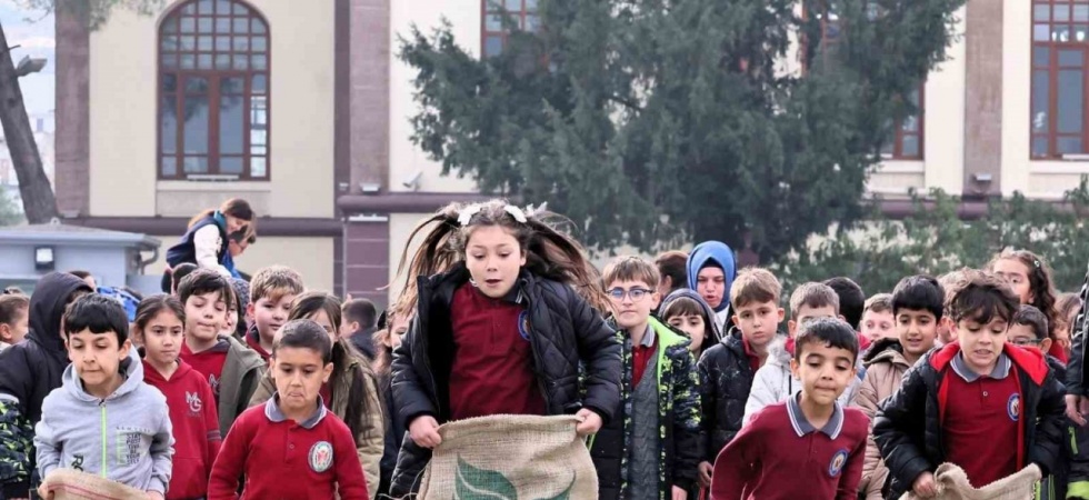 Geleneksel Oyunlar Tırı Manisa’da Çocuklarla Buluştu