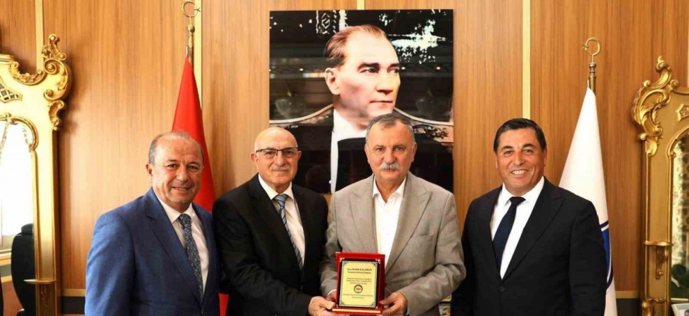 Hemşehri Derneklerinden Başkan Balaban’a anlamlı plaket
