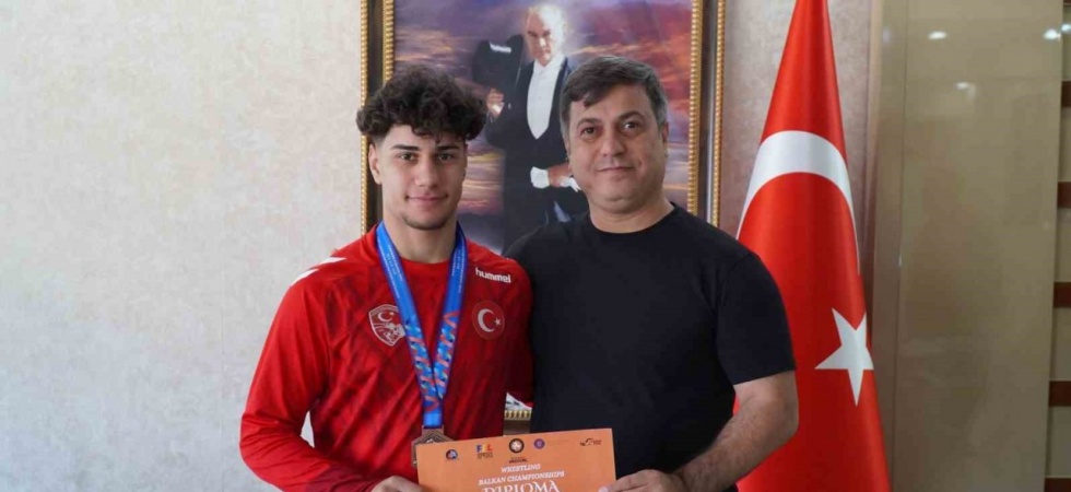 İl Müdürü Yunus Öztürk’ten milli güreşçiye tebrik