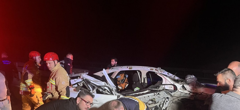 Kamyonete arkadan çarpan otomobil hurda yığınına döndü: 1 ölü, 2 yaralı