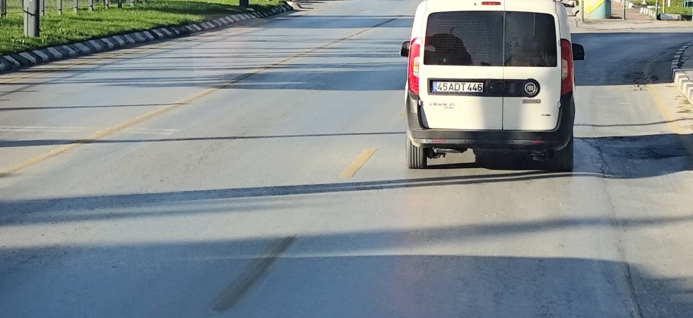 Manisa'da Trafik Magandası Dehşeti: Halk Otobüsünü Kilometrelerce Takip Edip Defalarca Çarptı