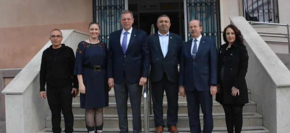 MANİSA TİCARET BORSASI BAŞKANI SADIK ÖZKASAP’TAN ANLAMLI ÖĞRETMENLER GÜNÜ ZİYARETİ