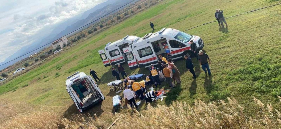 Manisa’da Otomobil Tarlaya Uçtu: 1’i Bebek 5 Yaralı