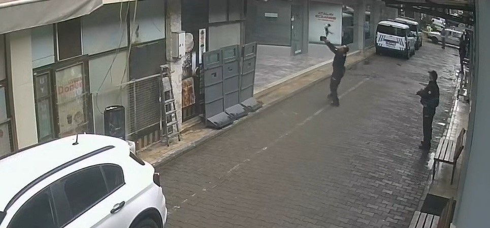 Manisa’da yürekleri ısıtan anlar: Yüksekten düşen kediyi polis yakaladı