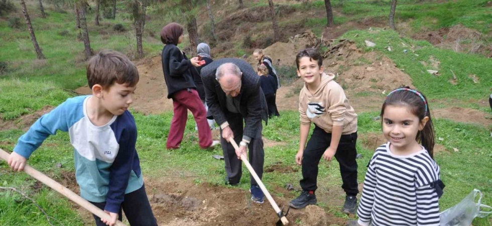 Milli Ağaçlandırma Günü’nde Salihli’de 600 fidan toprakla buluştu