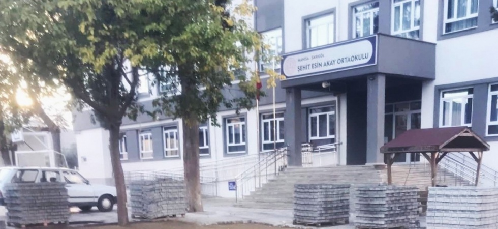 Sarıgöl'de Eğitime Destek: Okul Bahçesinde Düzenleme Çalışmaları Başladı